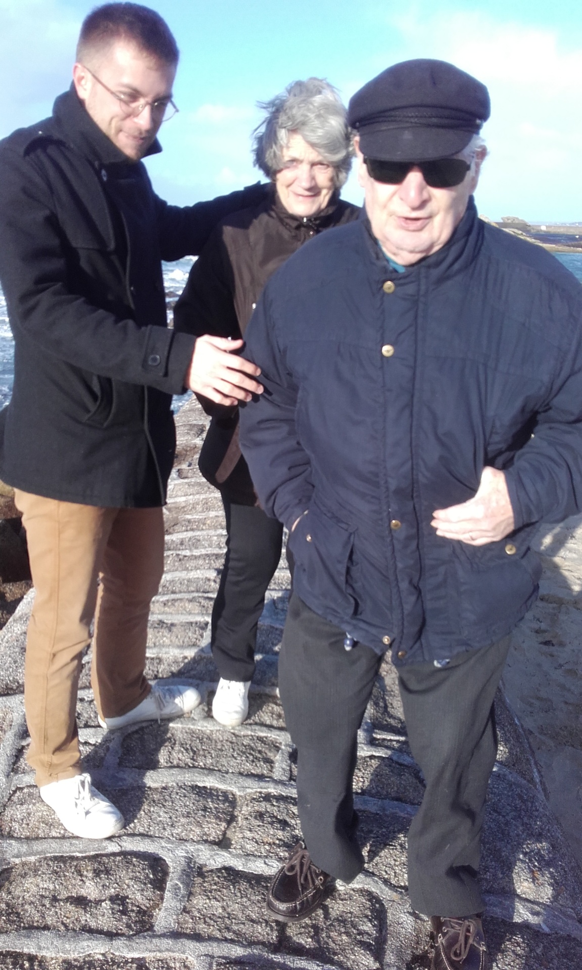 Antoine Maréchal avec ses grands-parents en bord de mer